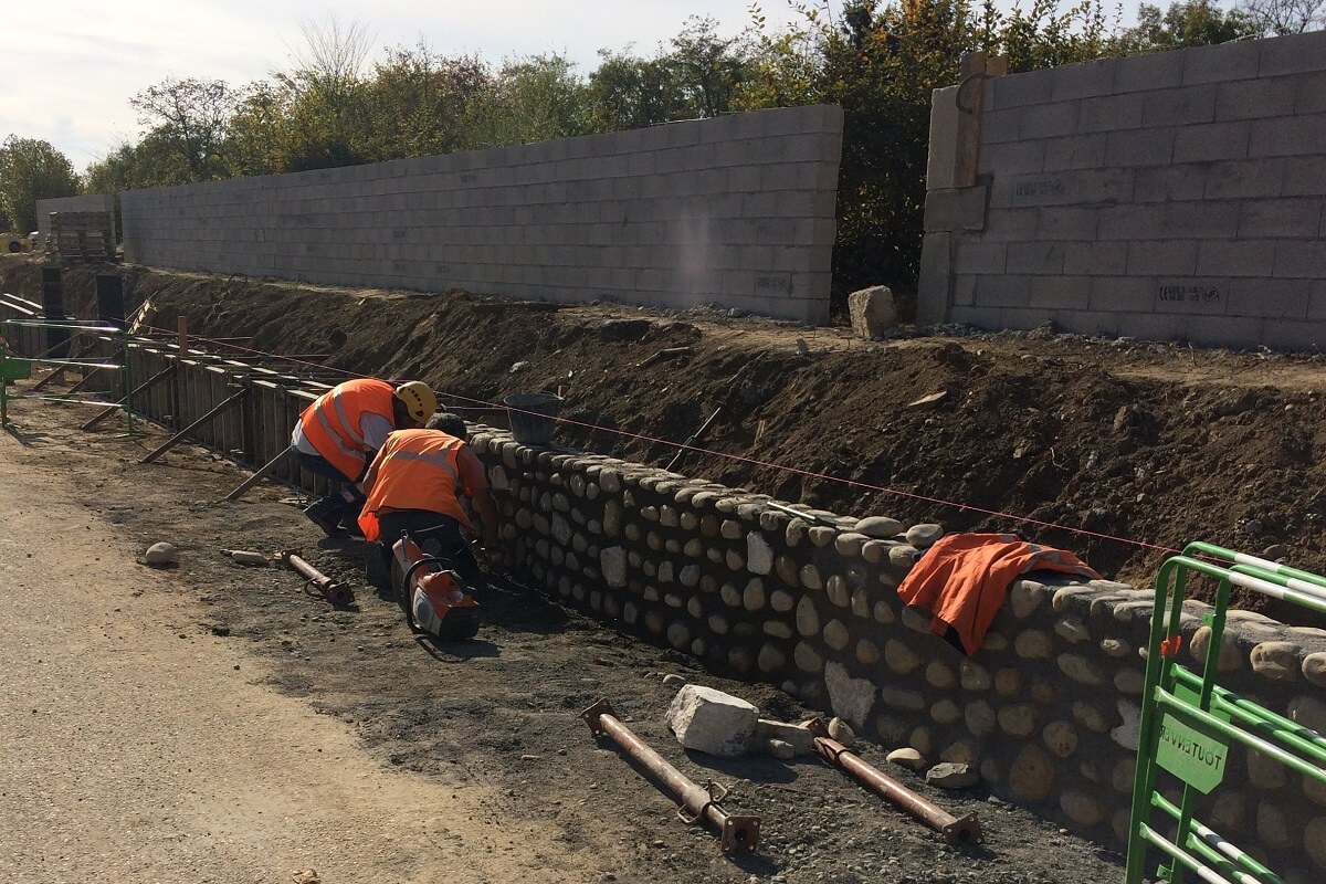 Réalisation mur en galets