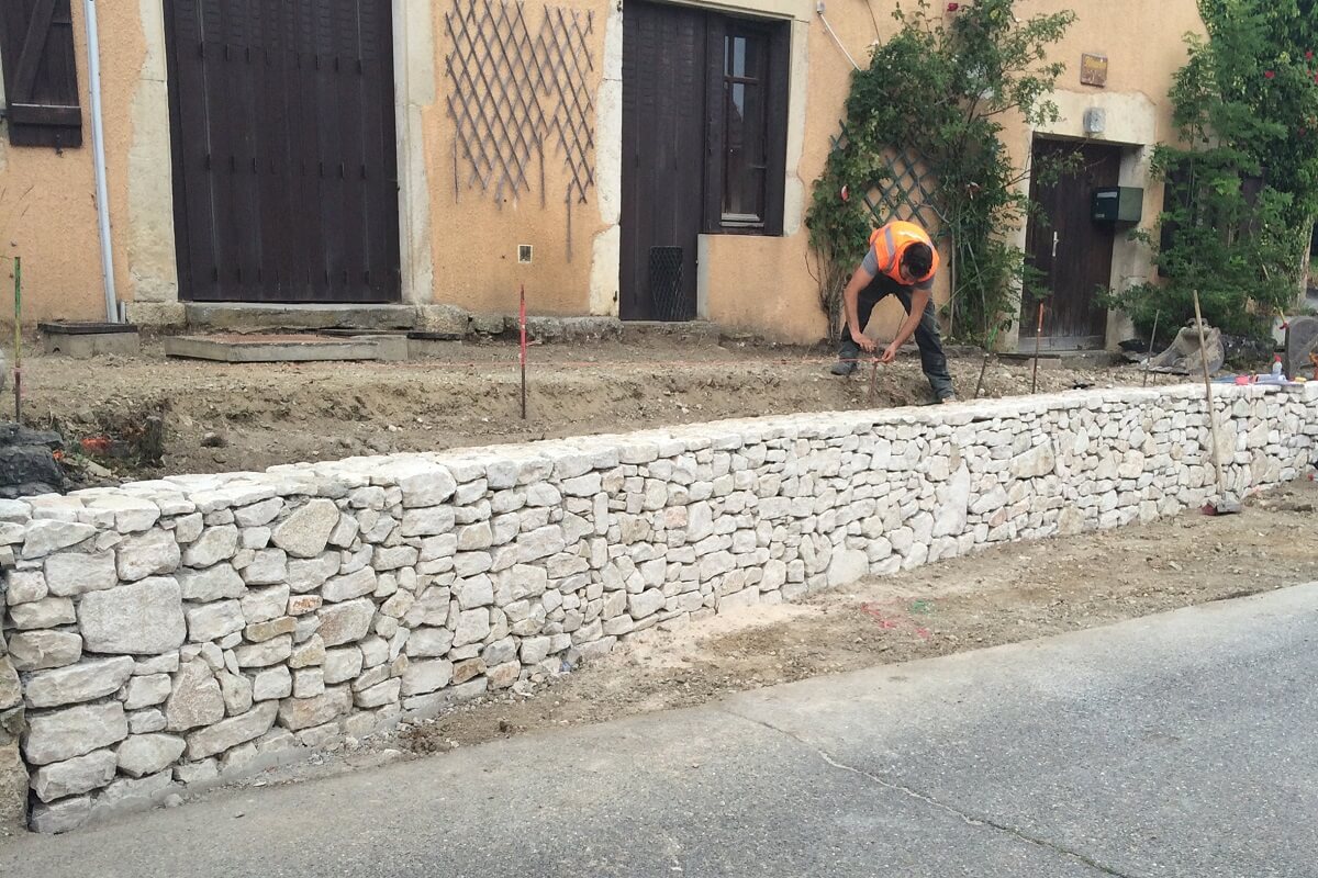 Réalisation mur en pierres sèches