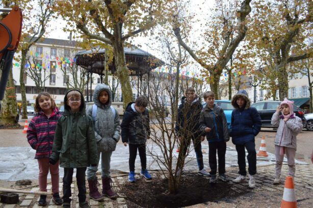 Chantier participatif - place d'Armes St Marcellin - Avec les enfants de l'accueil de loisirs des Grands Loups